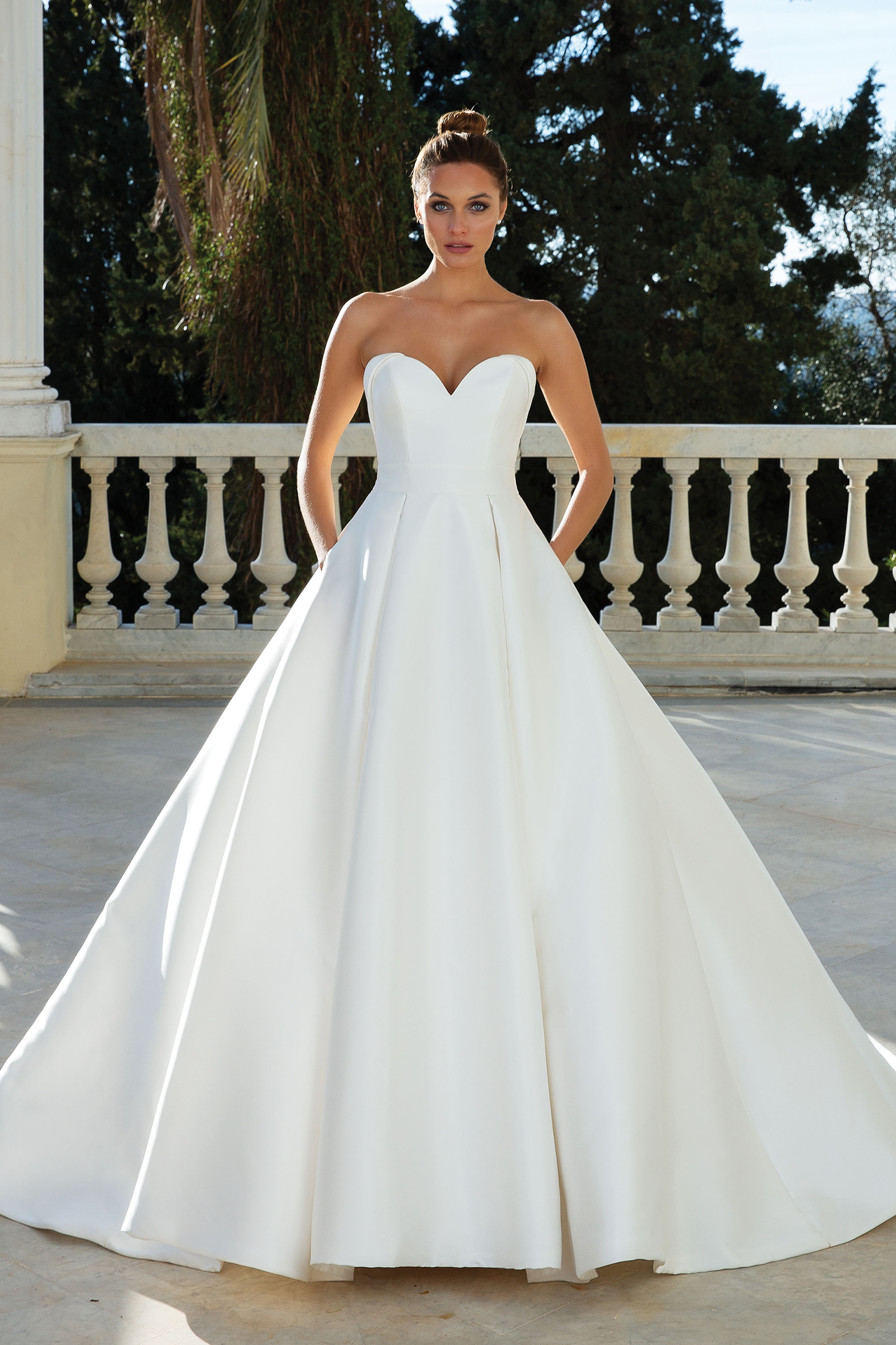 Sleeveless wedding dress with sweetheart neckline and princess or ball gown body